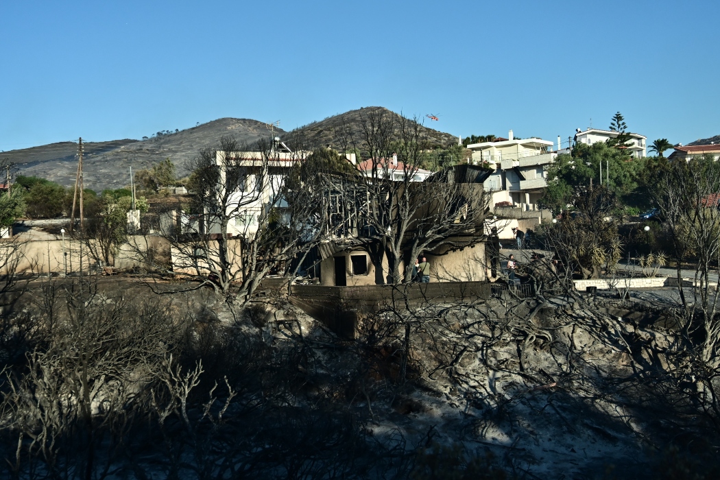 Παλαιά Φώκαια: Στάχτη και αποκαΐδια άφησε πίσω της η μεγάλη φωτιά-Η επόμενη ημέρα [vid]