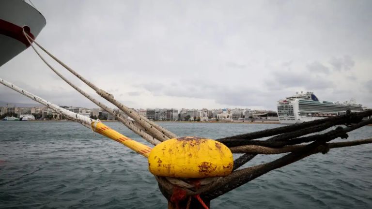 Απαγορευτικό απόπλου: Δεμένα τα πλοία λόγω ισχυρών ανέμων στα λιμάνια Πειραιά, Ραφήνας,Λαυρίου