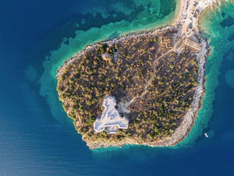 Η «αλβανική Ριβιέρα» που ετοιμάζει ο γαμπρός του Τραμπ – Το νέο αεροδρόμιο απογειώνει τον τουρισμό
