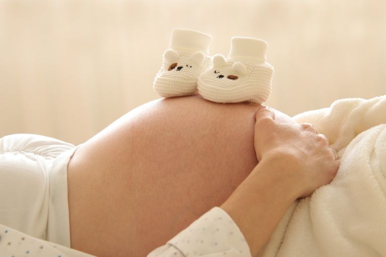 Η λεκάνη της γυναίκας στενεύει κάθε χρόνο – Ποιες οι συνέπειες στον τοκετό
