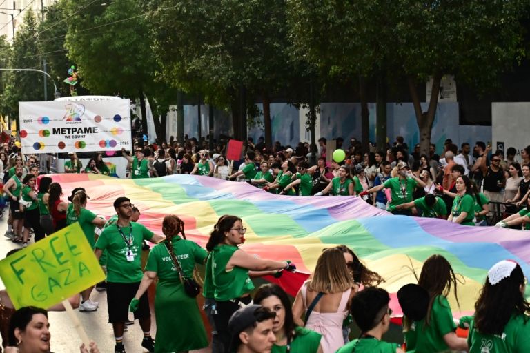 athens pride 2025: Με πορεία στο κέντρο της Αθήνας γιόρτασε τα 20 χρόνια του [vid,pics]