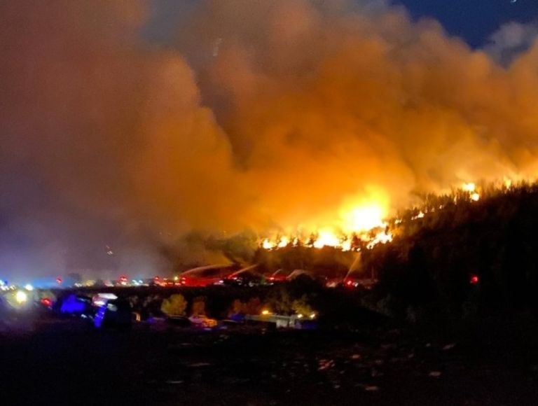 Πύρινη λαίλαπα στη Σμύρνη – Οι φλόγες εξαπλώνονται σε κατοικημένες περιοχές [vid]