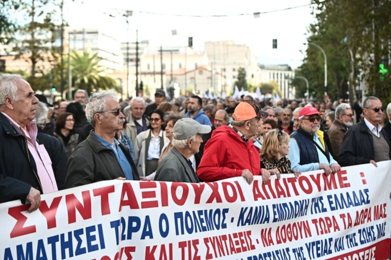 Στη σύνταξη 10 χρόνια νωρίτερα: Οδηγός με τα βήματα που πρέπει να κάνουν οι δικαιούχοι