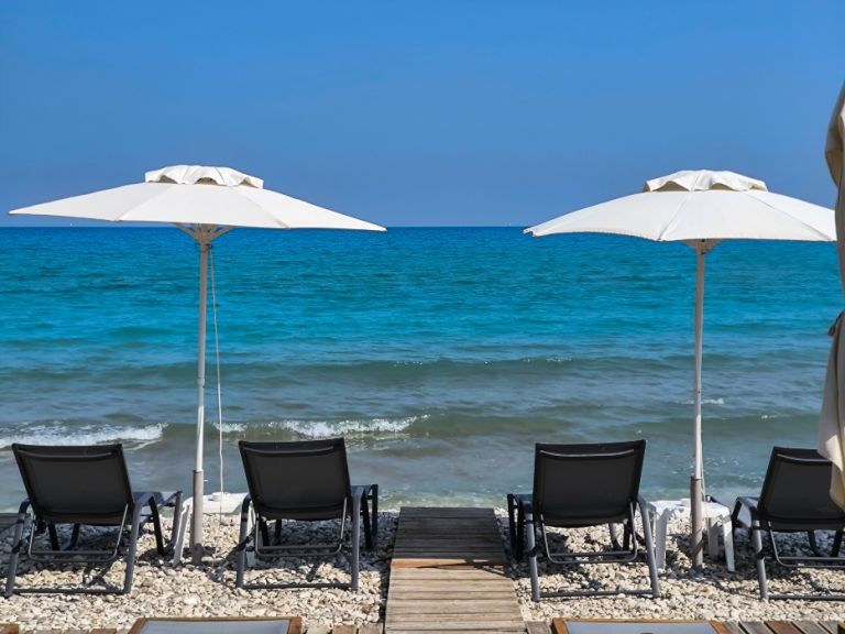 Ακρίβεια στις παραλίες: Οι Αθηναίοι εγκαταλείπουν τις ξαπλώστρες για ελεύθερες ακτές