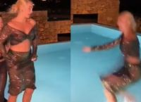 Το τόλμησε η Τούνη! Πήδηξε με τα ρούχα σε πισίνα για να μην γυρίσει στον πρώην της [vid]