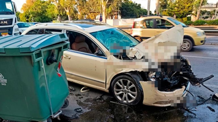 Ποσειδώνος: Ταξί «καρφώθηκε» σε απορριμματοφόρο-Μητέρα ενός παιδιού η δημοτική υπάλληλος που έχασε τη ζωή της