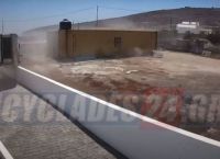 Σαντορίνη: Οι ισχυροί άνεμοι «σήκωσαν» τροχόσπιτο στον αέρα [vid]