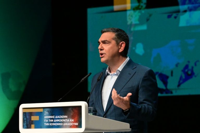 Τσίπρας: Να επανοικειοποιηθούμε όχι μόνο τον «πατριωτισμό» αλλά και τον όρο «ανθρώπινη ασφάλεια»