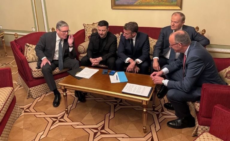 Ευρώπη – Τραμπ: Η «τριπλή» αμερικανική απειλή και το περιθώριο των 5 εβδομάδων
