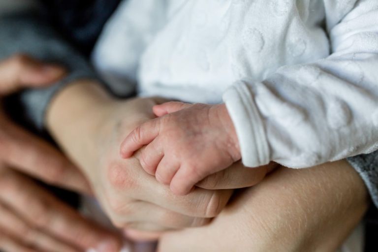 Πατέρας από τη Θήβα χτύπησε το 6 μηνών βρέφος του στο κεφάλι: Στόχευε τη σύζυγό του – Τι κατέθεσε η μητέρα