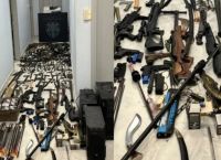 Χανιά: “Οπλοστάσιο” με βαλλίστρες, τόξα, σπαθιά, δυναμίτες εντοπίστηκε σε σπίτι 42χρονου Χανιά: “Οπλοστάσιο” με βαλλίστρες, τόξα, σπαθιά, δυναμίτες εντοπίστηκε σε σπίτι 42χρονου