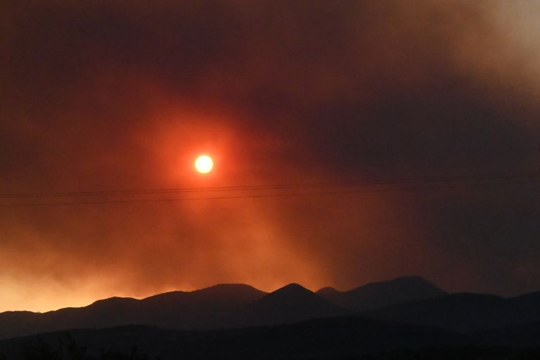 Ολονύχτια μάχη με τρία μέτωπα στη φωτιά της Κορινθίας -Δύο συλλήψεις υπόπτων