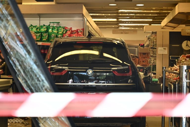 Σοβαρό τροχαίο στην Πέτρου Ράλλη: Όχημα εισέβαλε σε σούπερ μάρκετ – Τρεις τραυματίες