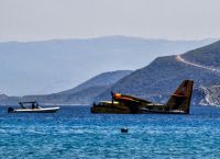 Κορινθιακός: Βίντεο-ντοκουμέντο από τη στιγμή της προσγείωσης και ρυμούλκησης του Canadair Κορινθιακός: Βίντεο-ντοκουμέντο από τη στιγμή της προσγείωσης και ρυμούλκησης του Canadair