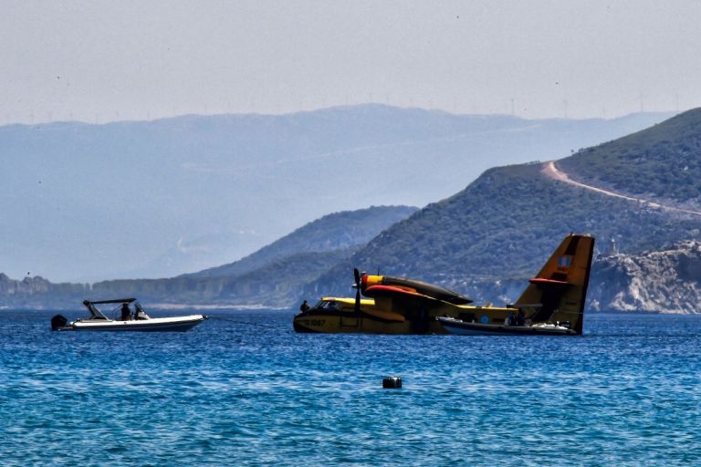 Κορινθιακός: Βίντεο-ντοκουμέντο από τη στιγμή της προσγείωσης και ρυμούλκησης του Canadair