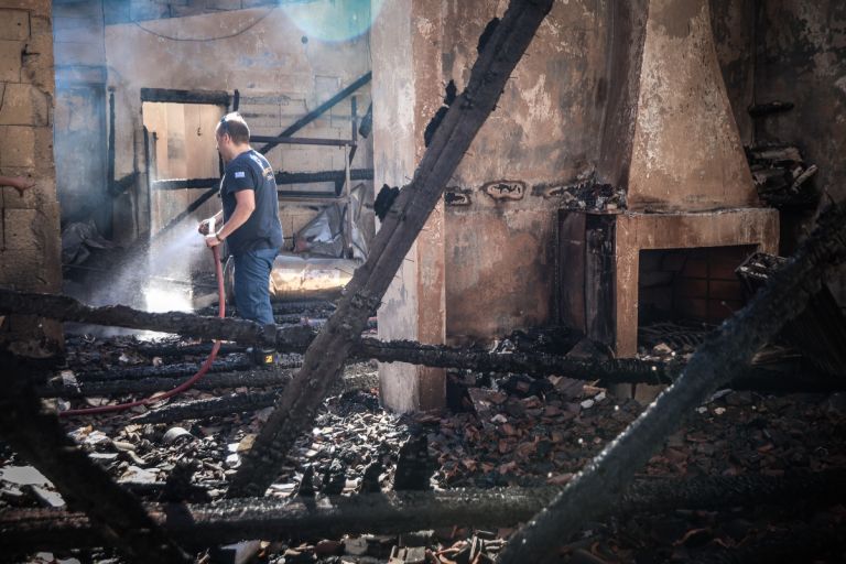 Φωτιές τώρα: Η επόμενη μέρα των πυρόπληκτων περιοχών σε Κρυονέρι, Μεσσηνία, Κύθηρα και Χανιά
