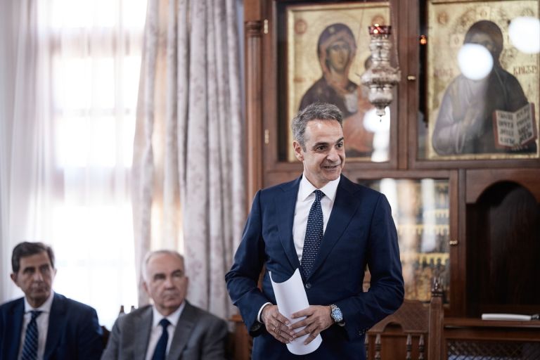 Στο Άγιο Όρος ο Μητσοτάκης με το βλέμμα στα δεξιά