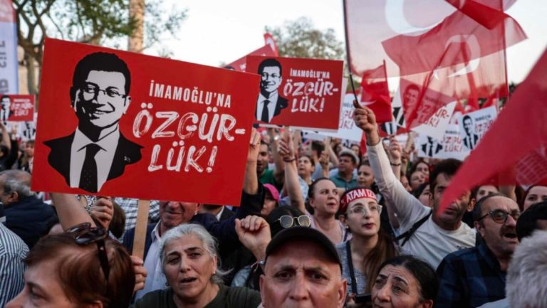 Σοβαρά επεισόδια σε συγκέντρωση υπέρ του Ιμάμογλου
