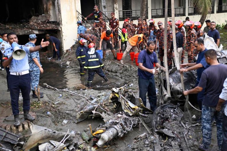 Μπαγκλαντές: Τραγωδία με 27 νεκρούς λόγω συντριβής αεροσκάφους