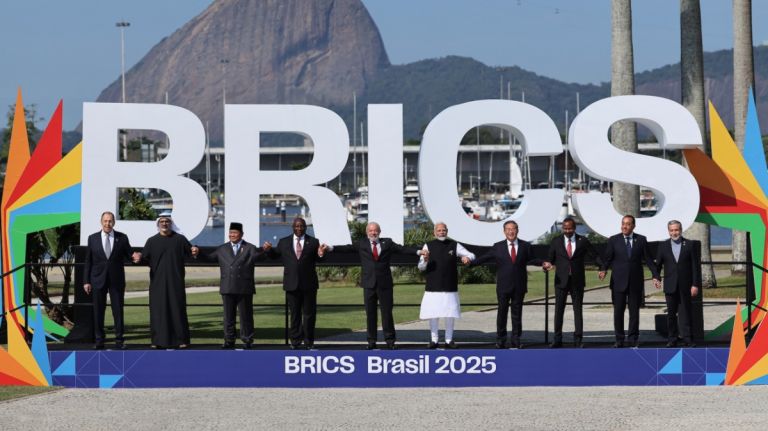 Σύνοδος κορυφής BRICS 2025, αποδολαριοποίηση και οι προειδοποιήσεις του Τραμπ