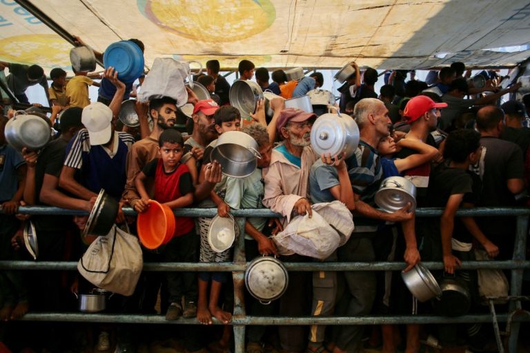 Η στιγμή που εκατοντάδες πεινασμένοι Παλαιστίνιοι λεηλατούν φορτηγό με βοήθεια