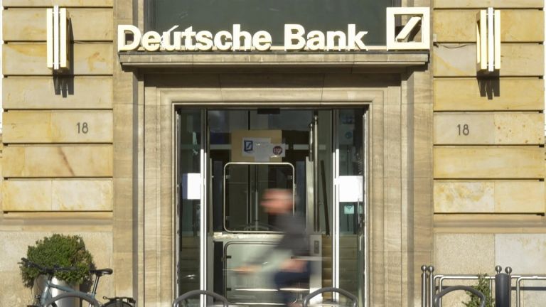 Deutsche Bank: Ζοφερή πρόβλεψη για “βουτιά” των ευρωπαϊκών μετοχών αν οι δασμοί φτάσουν στο 20%