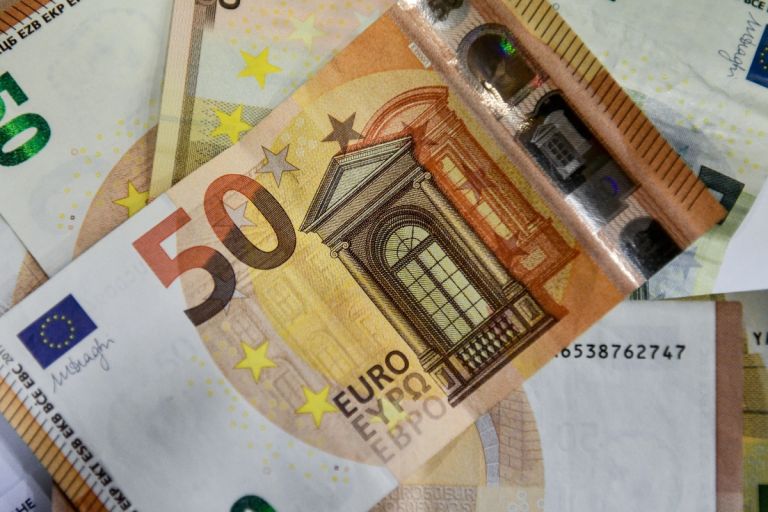 Τι κάνουν οι Έλληνες με το χρήμα τους: Το 55% σε μετρητά και καταθέσεις