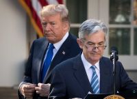 Fed: Προετοιμασία Τραμπ για σύγκρουση μέχρι τελικής πτώσεως με Πάουελ Fed: Προετοιμασία Τραμπ για σύγκρουση μέχρι τελικής πτώσεως με Πάουελ