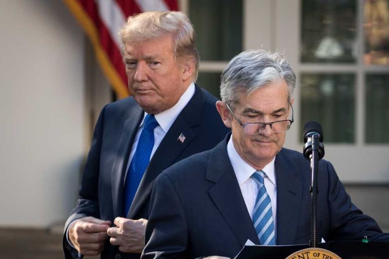 Fed: Προετοιμασία Τραμπ για σύγκρουση μέχρι τελικής πτώσεως με Πάουελ