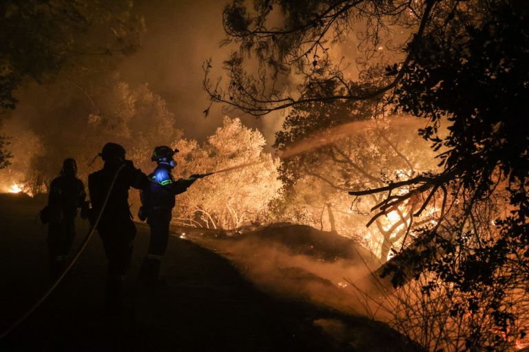 Εκτός ελέγχου η φωτιά στο Λασίθι