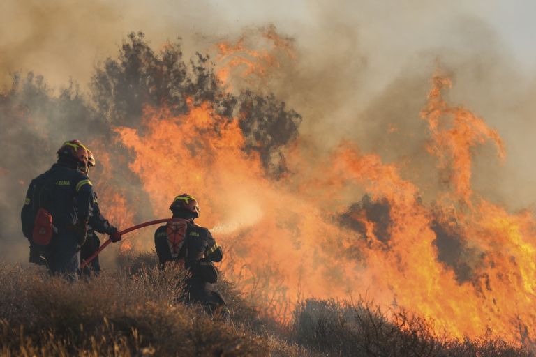 Σε ύφεση η φωτιά στην Κορινθία