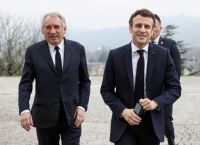 Σε σοκ η γαλλική κοινωνία: Δημόσιες δαπάνες και αργίες στο στόχαστρο Σε σοκ η γαλλική κοινωνία: Δημόσιες δαπάνες και αργίες στο στόχαστρο