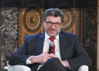 Ιταλός Υπουργός Οικονομικών: Δεν πρέπει να υποχωρήσουμε ούτε εκατοστό για τους δασμούς Ιταλός Υπουργός Οικονομικών: Δεν πρέπει να υποχωρήσουμε ούτε εκατοστό για τους δασμούς