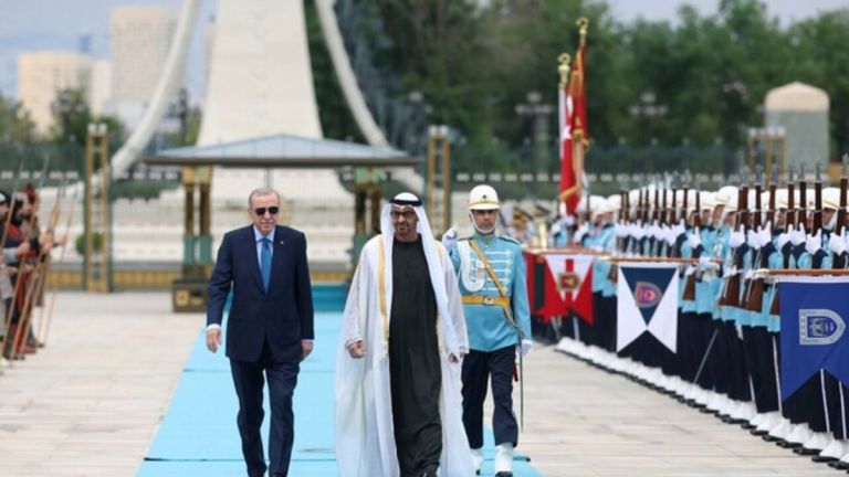 Ο ηγέτης των ΗΑΕ στην Τουρκία: Από την αντιπαλότητα στην περιφερειακή ευθυγράμμιση