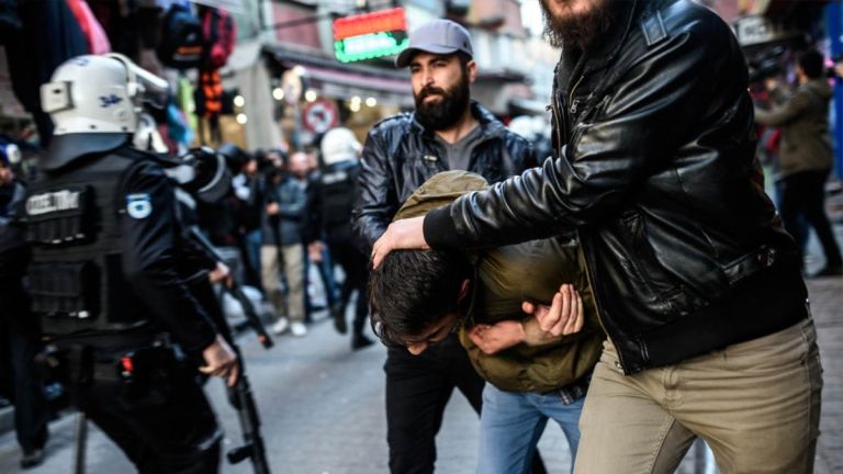 Τουρκία: Συλλήψεις δημοσιογράφων σατιρικού περιοδικού για σκίτσο του Μωάμεθ