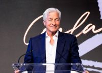 Σκληρό μήνυμα του επικεφαλής της JPMorgan προς Ευρώπη: Χάνετε! Σκληρό μήνυμα του επικεφαλής της JPMorgan προς Ευρώπη: Χάνετε!