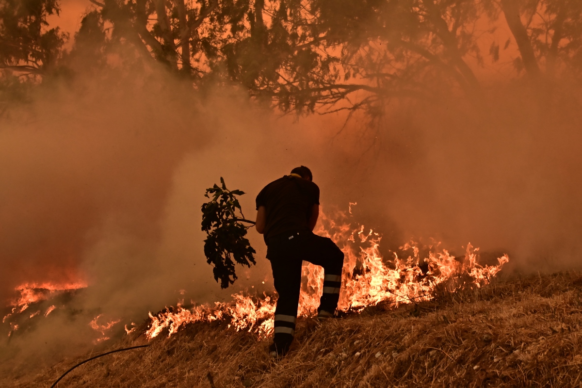 Μάχη με τις φλόγες σε Εύβοια, Κρήτη, Μεσσηνία και Κύθηρα