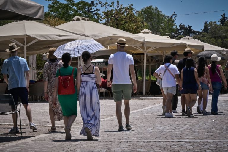 Στη μέγγενη του καύσωνα η Χώρα
