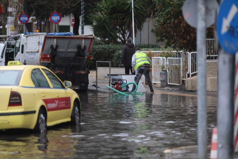 Κακοκαιρία σαρώνει τη χώρα: Ισχυρές βροχές σε Αττική και Θεσσαλονίκη – Έκτακτο δελτίο από την ΕΜΥ