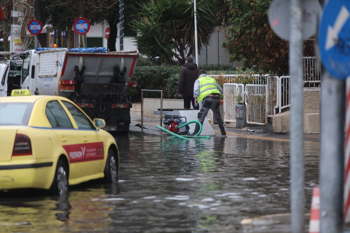 Κακοκαιρία σαρώνει τη χώρα: Ισχυρές βροχές σε Αττική και Θεσσαλονίκη – Έκτακτο δελτίο από την ΕΜΥ