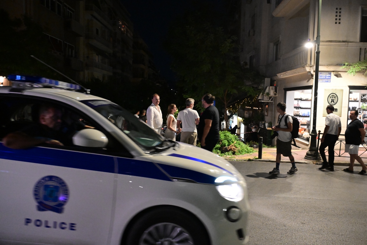 Κολωνάκι: Η απελπισμένη προσπάθεια του παρκαδόρου να σταματήσει το τζιπ 