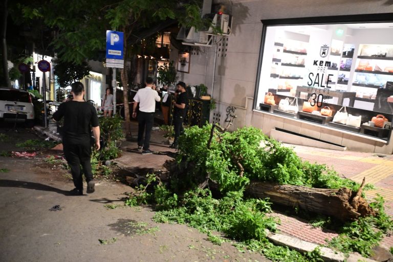 Κολωνάκι: Πώς έπεσε το τζιπ έξω από εστιατόριο