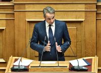 Μητσοτάκης σε Ανδρουλάκη: Παρουσιάζεστε ως κακέκτυπο του ΠΑΣΟΚ του ’80 χωρίς το χάρισμα του Ανδρέα