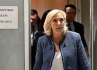 Ποιος Γάλλος δισεκατομμυριούχος ανακρίθηκε για τις παράνομες χρηματοδοτήσεις της Λεπέν Ποιος Γάλλος δισεκατομμυριούχος ανακρίθηκε για τις παράνομες χρηματοδοτήσεις της Λεπέν