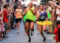 Carrera de Tacones: Αγώνας με ψηλοτάκουνα στο Μαδρίτη Pride Carrera de Tacones: Αγώνας με ψηλοτάκουνα στο Μαδρίτη Pride