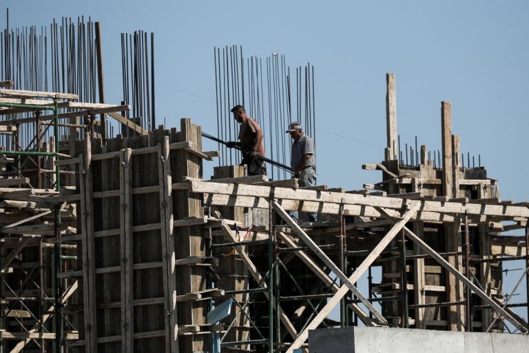 ΕΛΣΤΑΤ: “Βουτιά” για τις οικοδομικές άδειες τον Απρίλιο