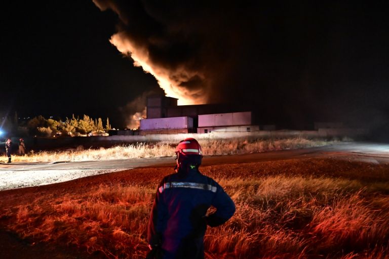Μέγαρα: Υπό μερικό έλεγχο η φωτιά σε εργοστάσιο
