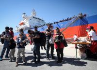 Έφτασαν στον Πειραιά από την Κρήτη οι πρώτοι 200 μετανάστες Έφτασαν στον Πειραιά από την Κρήτη οι πρώτοι 200 μετανάστες