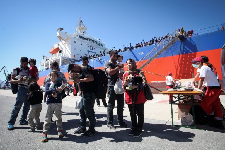 Έφτασαν στον Πειραιά από την Κρήτη οι πρώτοι 200 μετανάστες