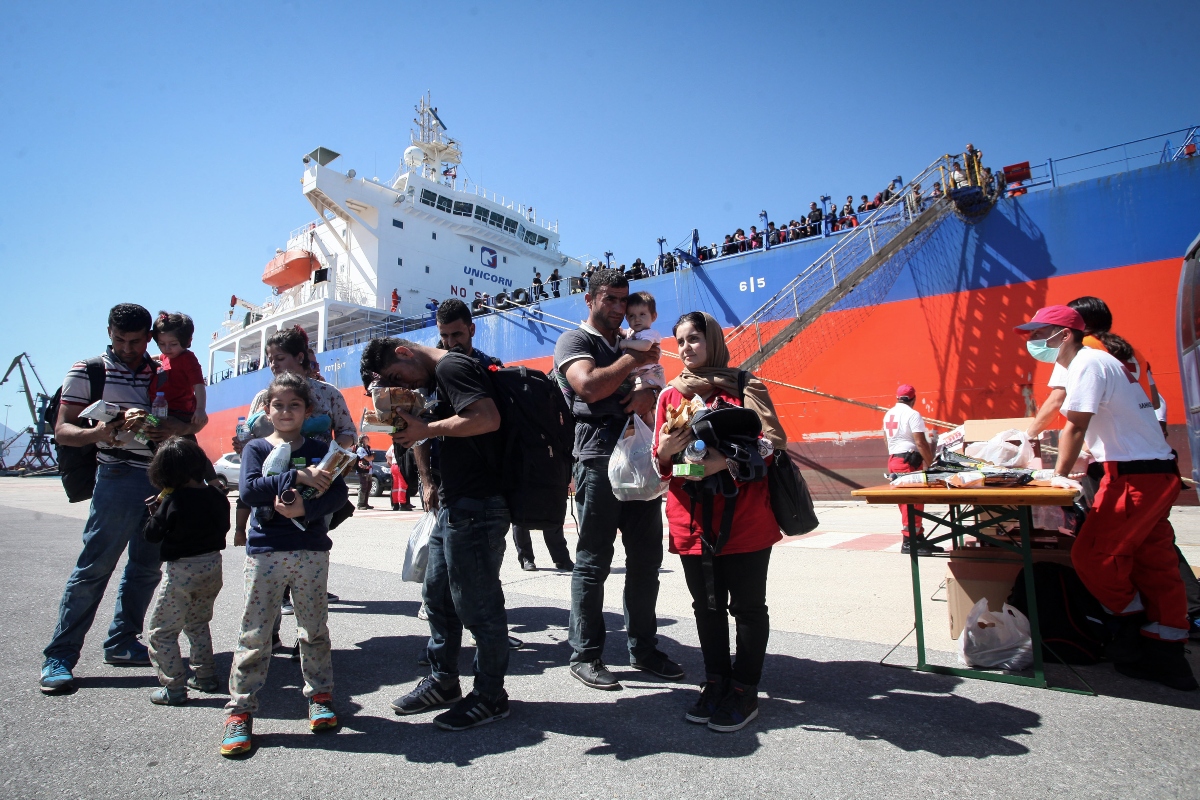 Έφτασαν στον Πειραιά από την Κρήτη οι πρώτοι 200 μετανάστες